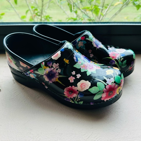 Dansko Black Patent Leather Multicolor Flower Clog Mule Nursing Size 39/US 8.5-9 - Picture 1 of 8